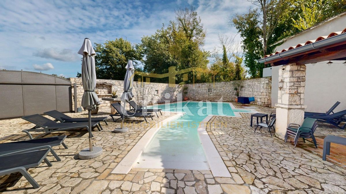 Čudovita posest z dvema kamnitima hišama in bazenom